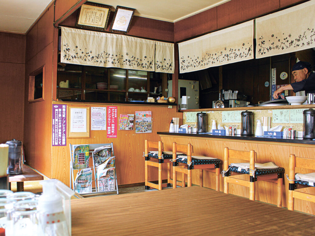 カウンターのほか小上がりも。懐かしの味をゆっくりどうぞ
