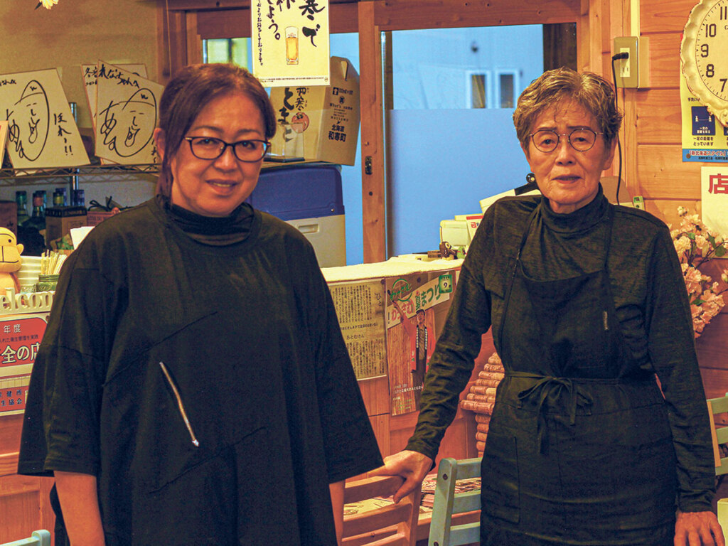 店主の八千代さんと長女の一代さんが、二人で切り盛り