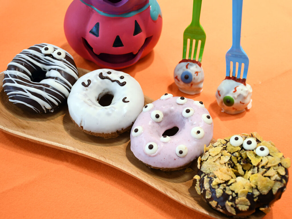 ハロウィンドーナツ 各270円<br /><br />
※目玉ドーナツは162円（フォーク付き）
