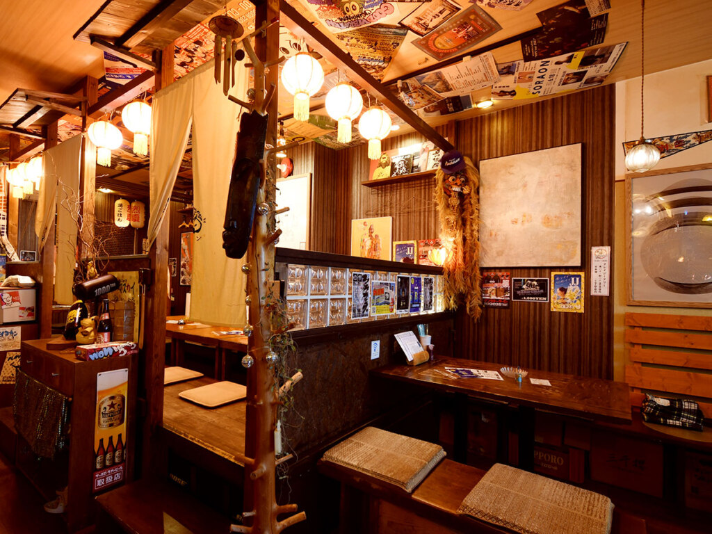 いつも賑わう店内。お一人様限定メニューもあり、ふらりと立ち寄れるのがうれしい一軒です