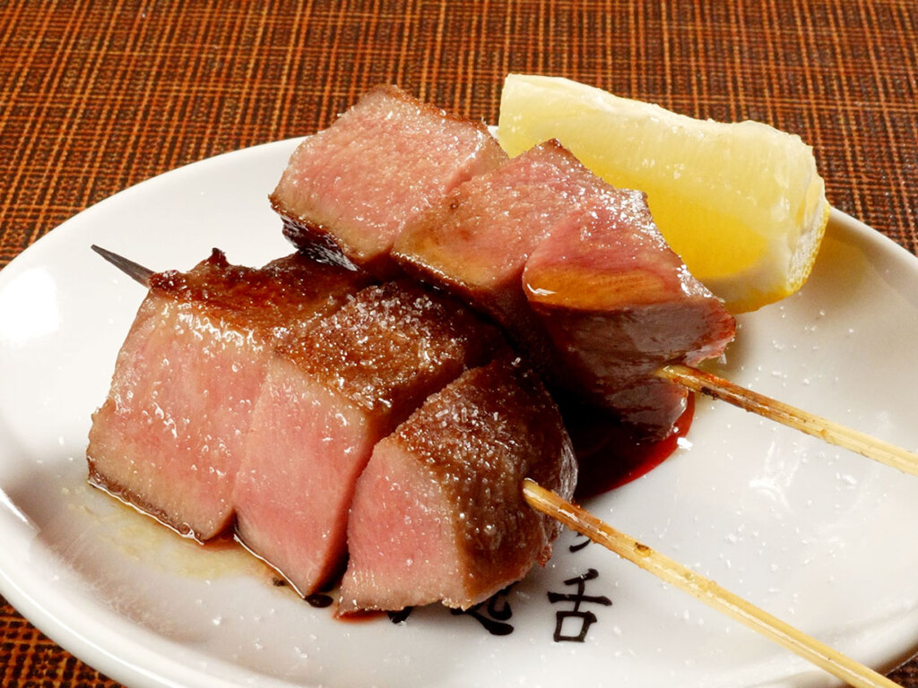 噛めばジューシーな肉汁があふれ出る！一番人気の「熟成厚切り牛タン串」。お、おいしそ～